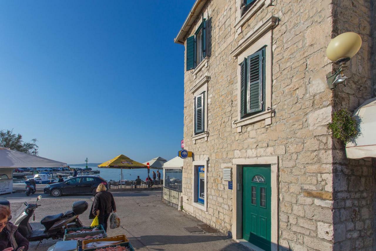 Seafront Apartment In Historical Cippico Castle Kaštela Eksteriør bilde